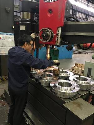 坚守第一线 机械加工岗位的节日坚守