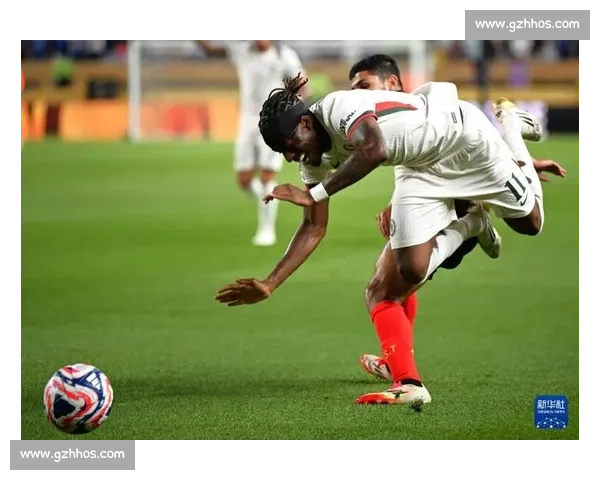 荒诞!世俱杯中断两小时,球员骑单车热身引球迷质疑:世界杯要变健身房?