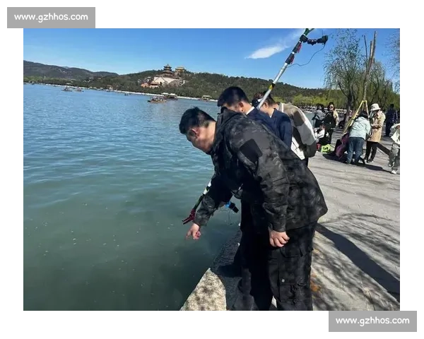 颐和园 “打捞神器” 3 分钟捞起落水手机 游客惊喜发现仍可使用